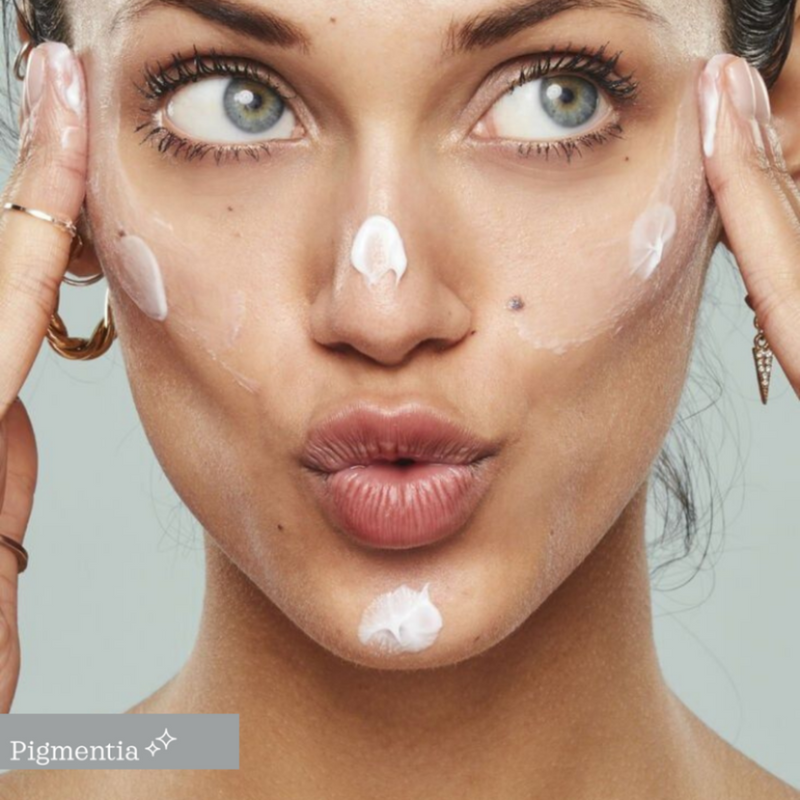 Ansikte med Pigmentia Skin Tone Balancing Cream SPF 30+ applicerad på haka, näsa och kinder, som ger en balanserad hudton och skyddar mot solens skadliga strålar. Formulerad med SPF 30+, Arbutin, Lumiskin och Inonotus obliquus-extrakt för en strålande och skyddad hud.