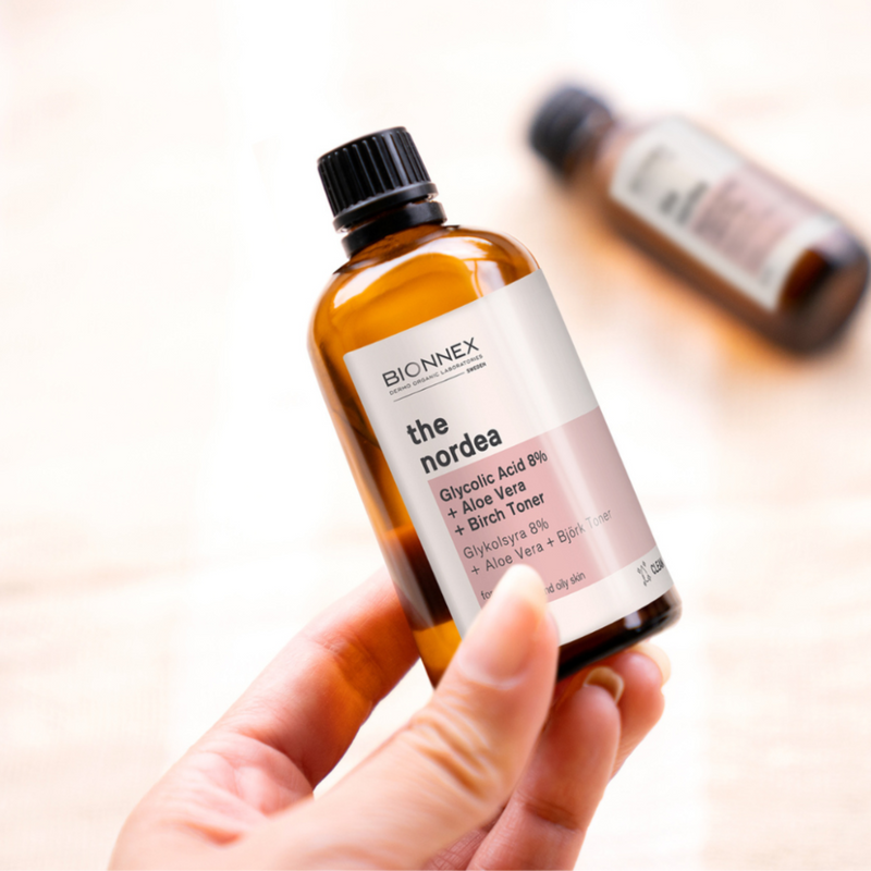 Exfolierande serum som rengör huden från döda celler, förnyar och slätar ut huden, särskilt för normal, kombination och fet hud.