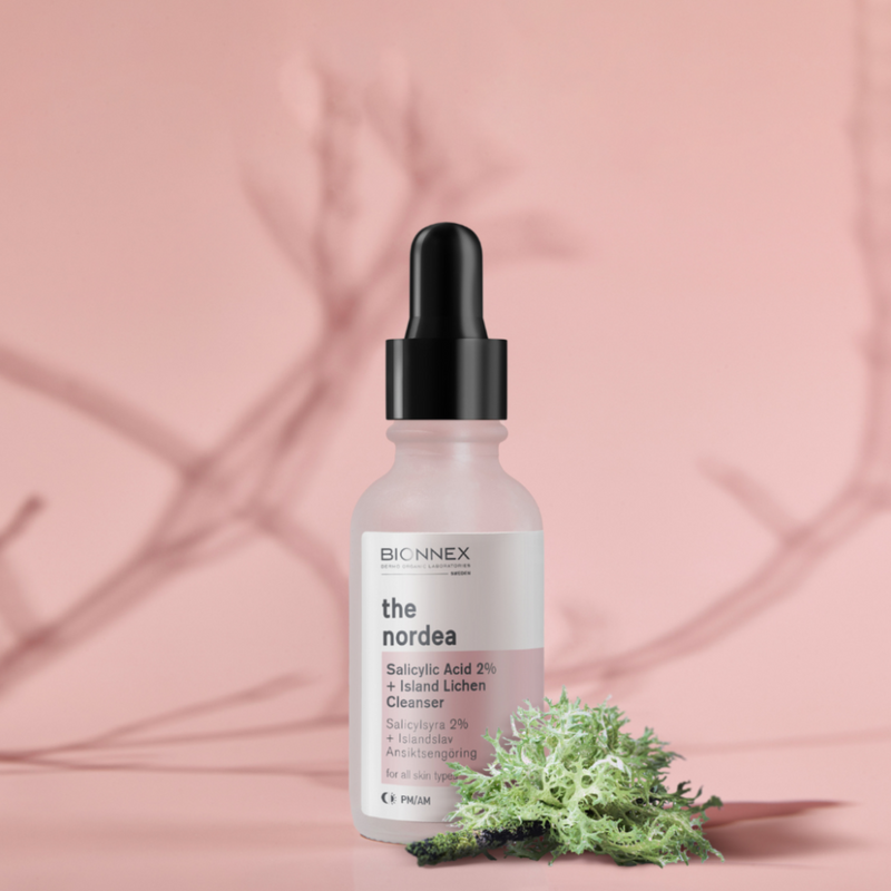 Avancerat exfolierande serum som tar bort döda hudceller, rengör porer och ger klarhet, särskilt för fet och aknebenägen hud.